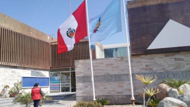 Imagen JPG de colaboradora de la Contraloría ingresando a la Municipalidad Distrital de Paracas.