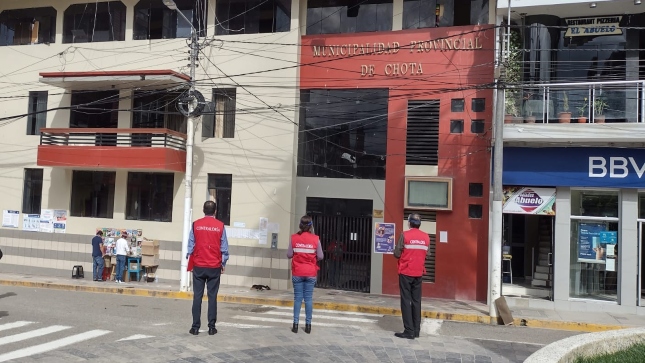 Imagen JPG de tres colaboradores de la Contraloría en los exteriores de la Municipalidad Provincial de Chota en Cajamarca.