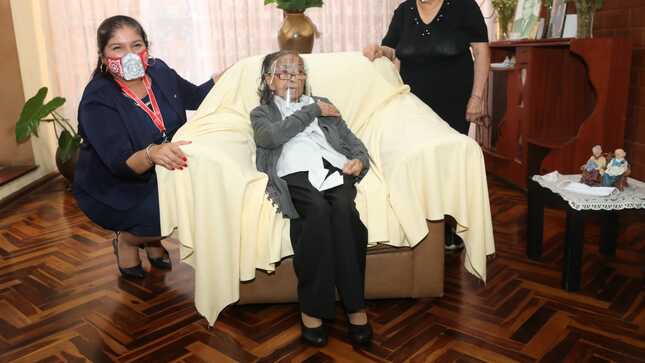 Con 105 años, doña Clara es la persona de mayor edad de la Fuerza Aérea que recibe la vacuna