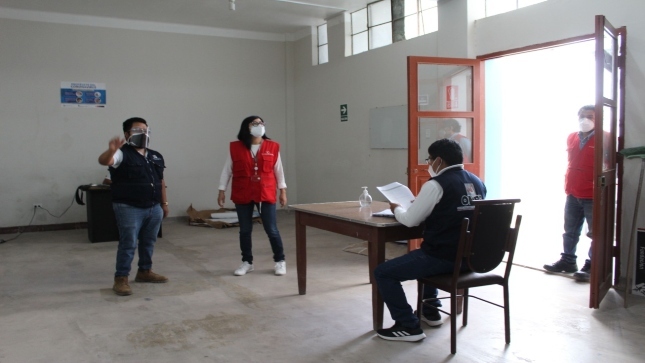 Imagen JPG de colaboradores de la Contraloría dentro de las instalaciones de una oficina, supervisando almacén de la ODPE Mariscal Nieto.