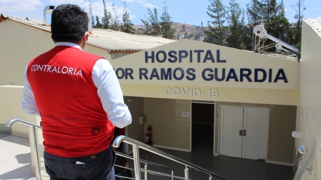 Imagen JPG de colaborador de la Contraloría observando la fachada del Hospital Víctor Ramos Guardia en el marco de la supervisión en Áncash.