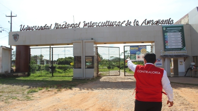 Imagen JPG de colaborador de la Contraloría en los exteriores de la puerta de la Universidad Nacional Intercultural de la Amazonia en Ucayali.