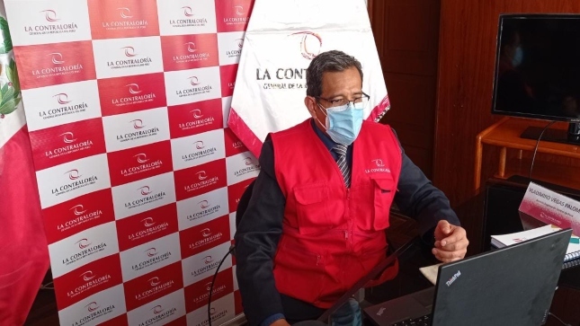 Imagen JPG de colaborador de la Contraloría en los interiores de una oficina, sentado y participando de la Audiencia Pública Virtual “La Contraloría te escucha” en Puno.