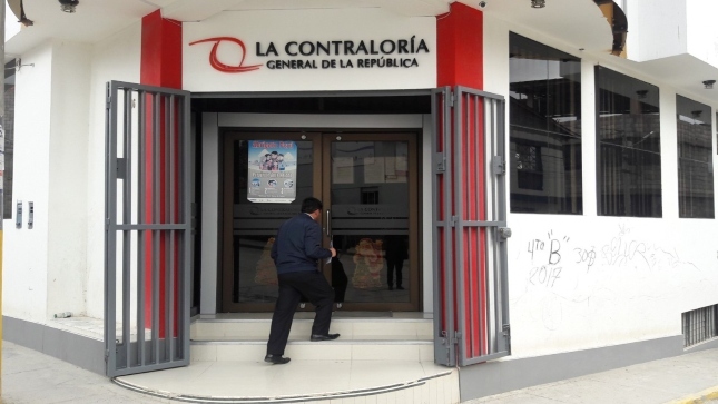 Imagen JPG de la puerta principal de la sede de la Contraloría en Pasco.