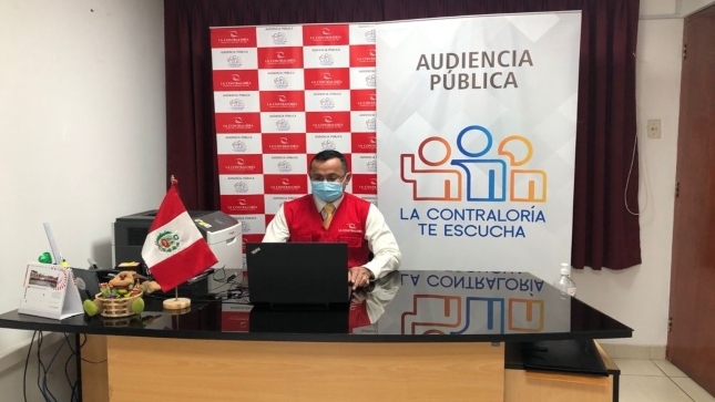 Imagen JPG de colaborador de la Contraloría en los interiores de una oficina, sentado y participando de la Audiencia Pública Virtual “La Contraloría te escucha” en Huaraz.