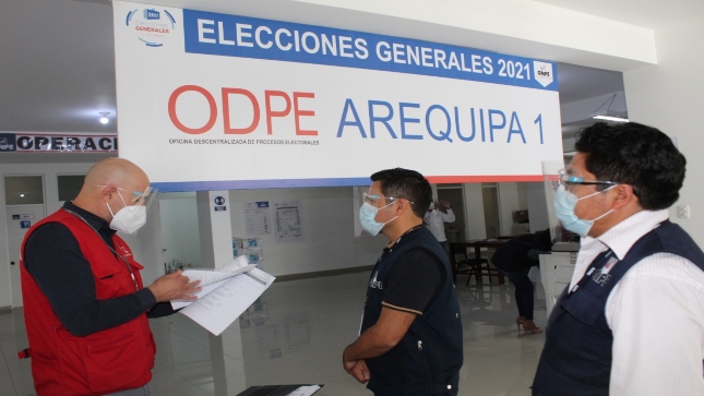 Imagen JPG de colaborador de la Contraloría supervisando seguridad y equipamiento de ODPE Arequipa.