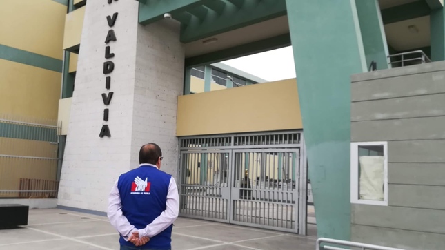 Jefe de la oficina de Arequipa frente al centro educativo