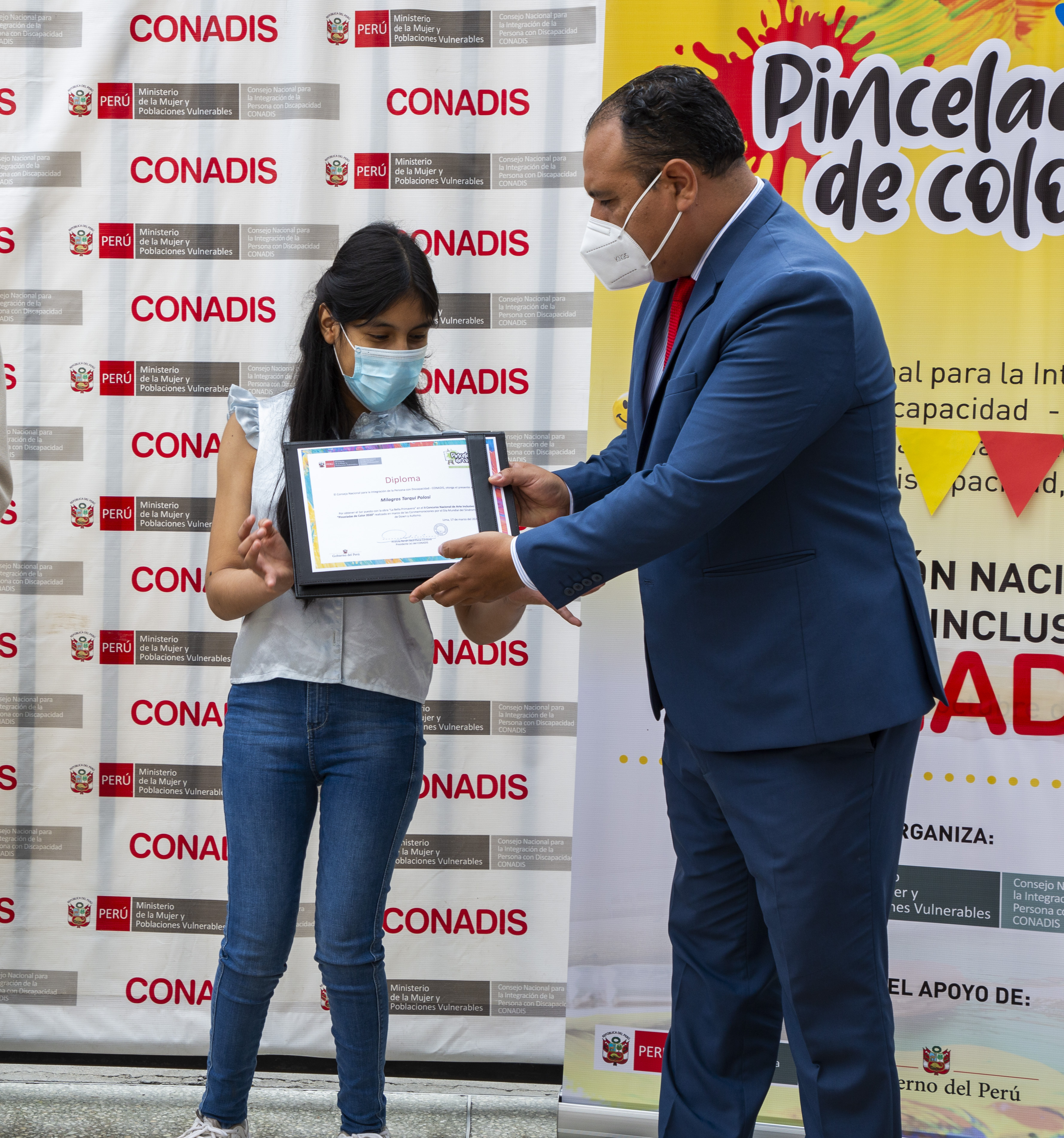 La Ganadora del II Concurso Nacional de Arte Inclusivo “Pinceladas de Color 2020. Milagros Tarqui Polosi” y junto con el secretario General con la entrega del diploma