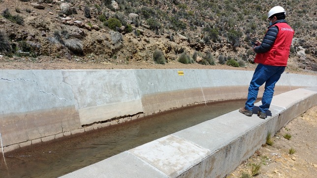 Imagen JPG de colaborador de la Contraloría supervisando canal de Pasto Grande en Moquegua.