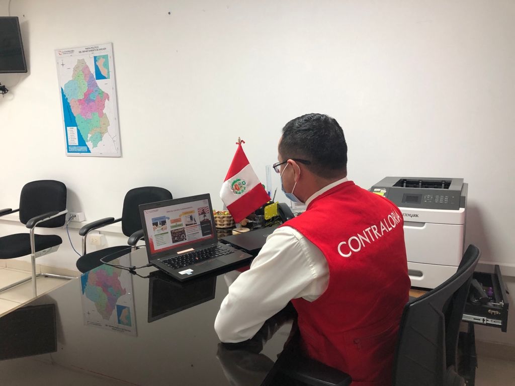 Imagen JPG de colaborador de la Contraloría en los interiores de una oficina, sentado y participando de la Audiencia Pública Virtual “La Contraloría te escucha” en Áncash.