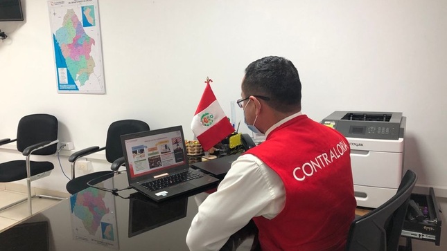 Imagen JPG de colaborador de la Contraloría en los interiores de una oficina, sentado y participando de la Audiencia Pública Virtual “La Contraloría te escucha” en Áncash.