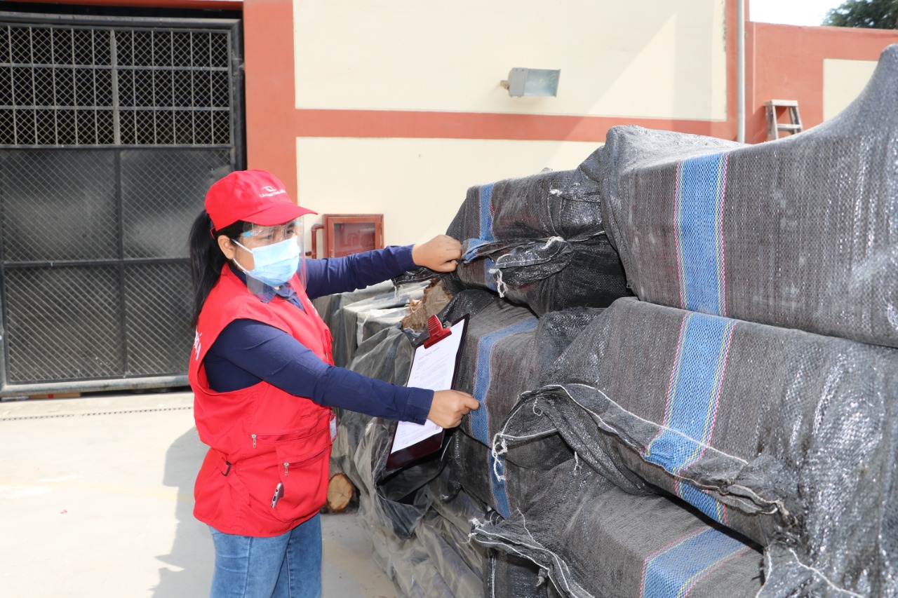 Imagen JPG de colaboradora de la Contraloría supervisando adquisición y almacenamiento de bienes de ayuda humanitaria en los almacenes del Centro de Operaciones de Emergencia – COER en Ica.