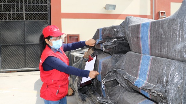 Imagen JPG de colaboradora de la Contraloría supervisando adquisición y almacenamiento de bienes de ayuda humanitaria en los almacenes del Centro de Operaciones de Emergencia – COER en Ica.
