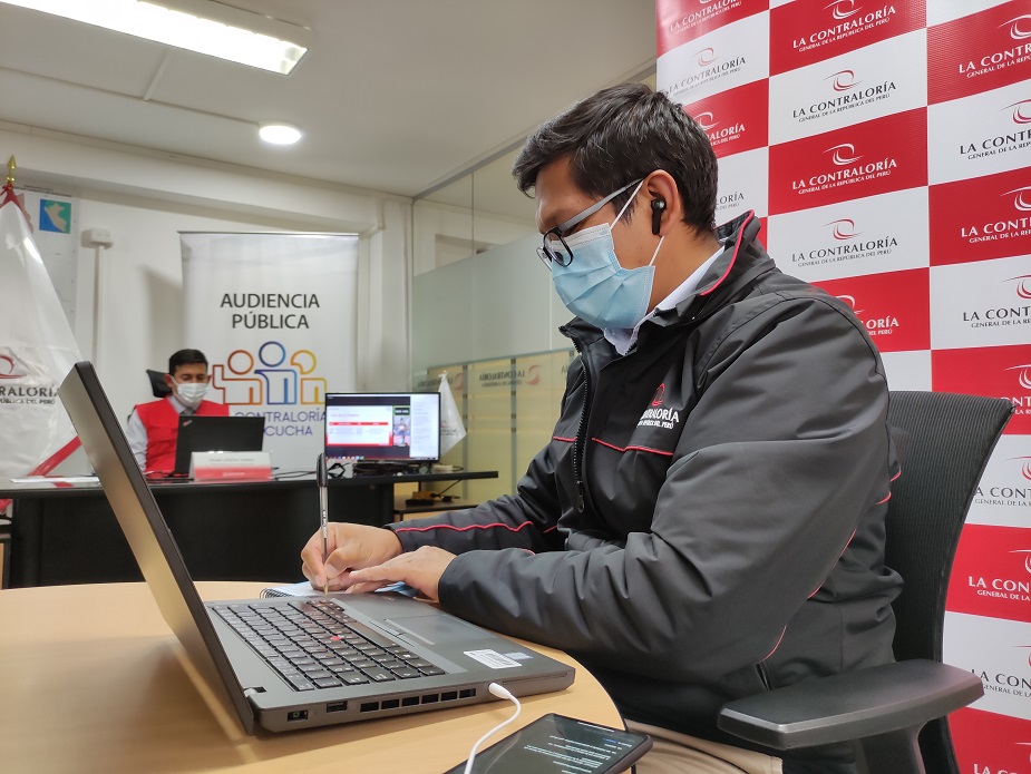 Imagen JPG de colaborador de la Contraloría en los interiores de una oficina, sentado y participando de la Audiencia Pública Virtual “La Contraloría te escucha” en Amazonas.