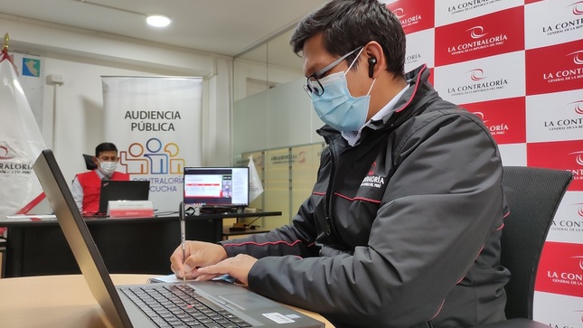 Imagen JPG de colaborador de la Contraloría en los interiores de una oficina, sentado y participando de la Audiencia Pública Virtual “La Contraloría te escucha” en Amazonas.