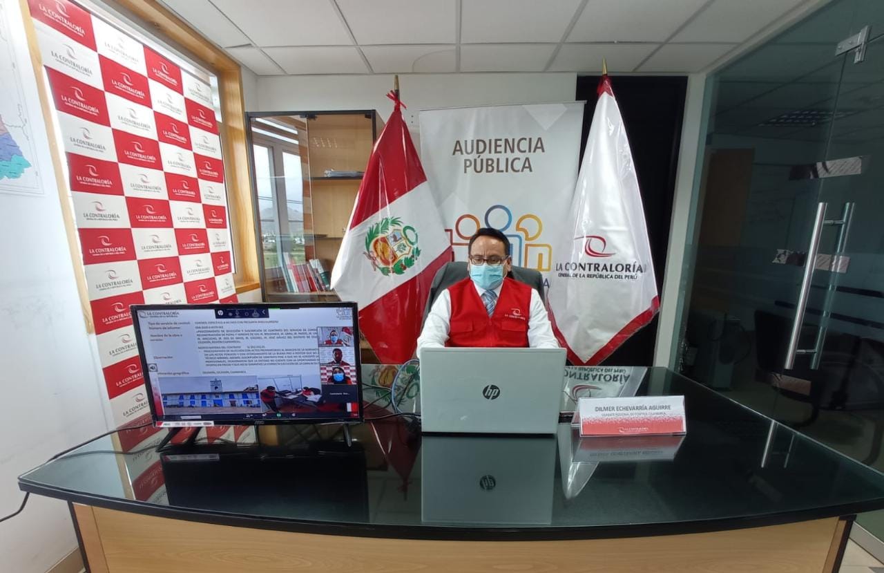 Imagen JPG de colaborador de la Contraloría en los interiores de una oficina, sentado y participando de la Audiencia Pública Virtual “La Contraloría te escucha” Cajamarca.
