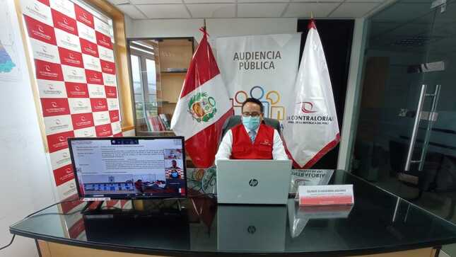Imagen JPG de colaborador de la Contraloría en los interiores de una oficina, sentado y participando de la Audiencia Pública Virtual “La Contraloría te escucha” Cajamarca. 