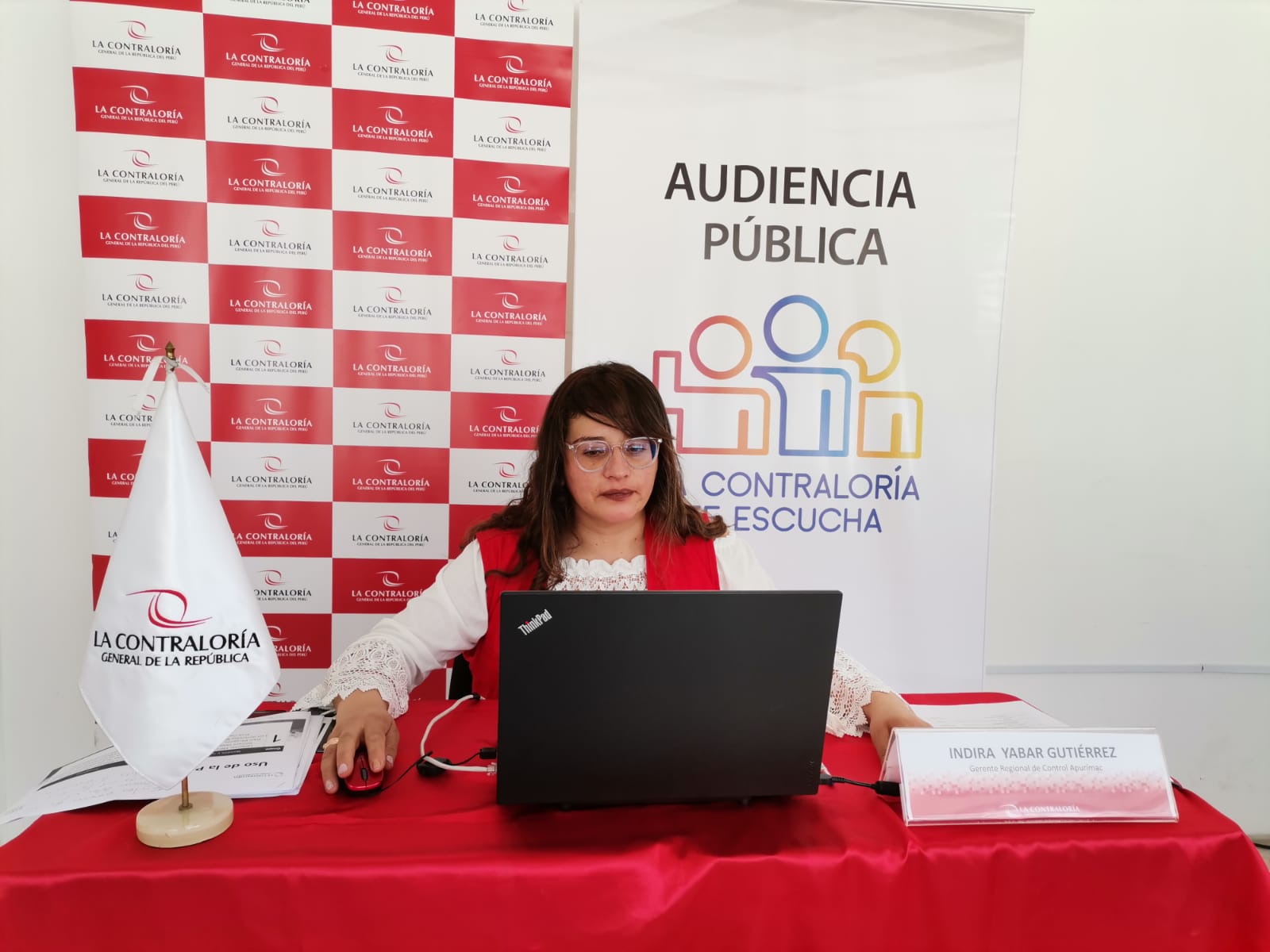 Imagen JPG de colaborador de la Contraloría en los interiores de una oficina, sentado y participando de la Audiencia Pública Virtual “La Contraloría te escucha” en Apurímac.