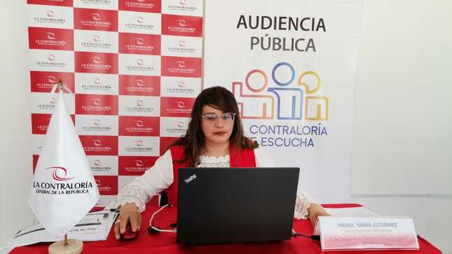 Imagen JPG de colaborador de la Contraloría en los interiores de una oficina, sentado y participando de la Audiencia Pública Virtual “La Contraloría te escucha” en Apurímac.