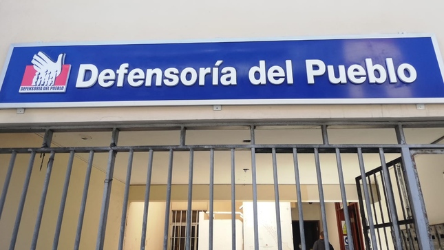 Letrero de la Defensoría del Pueblo en la oficina de Chimbote