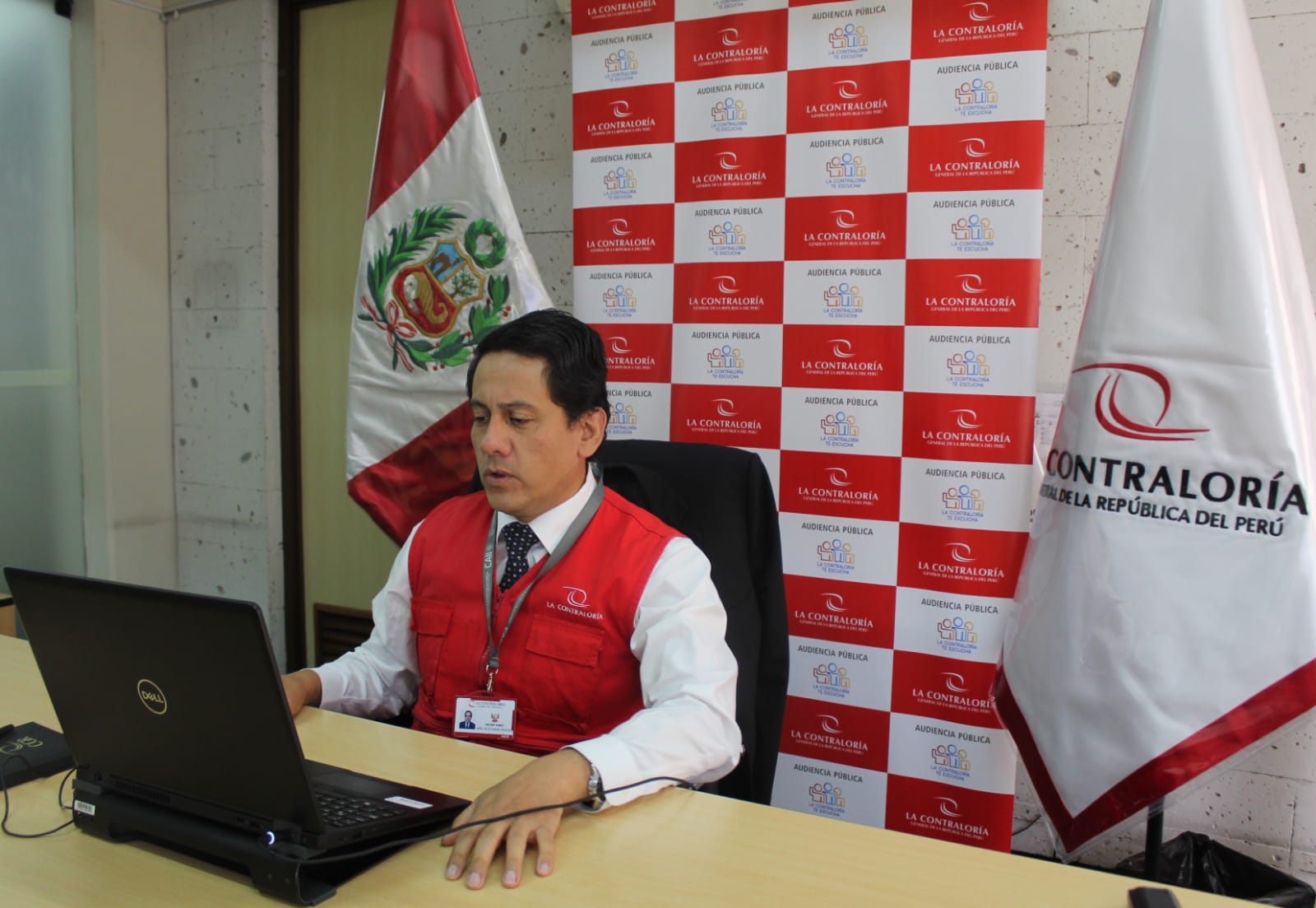 Imagen JPG de colaborador de la Contraloría en los interiores de una oficina, sentado y participando de la Audiencia Pública Virtual “La Contraloría te escucha” en Arequipa.
