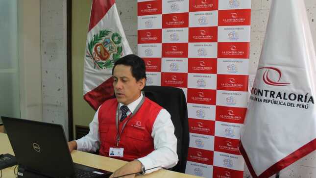 Imagen JPG de colaborador de la Contraloría en los interiores de una oficina, sentado y participando de la Audiencia Pública Virtual “La Contraloría te escucha” en Arequipa.