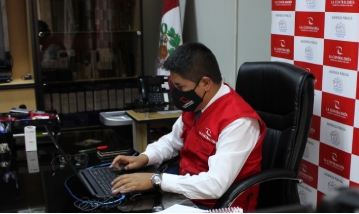 Imagen JPG de colaborador de la Contraloría en los interiores de una oficina, sentado y participando de la Audiencia Pública Virtual “La Contraloría te escucha” en Junín.