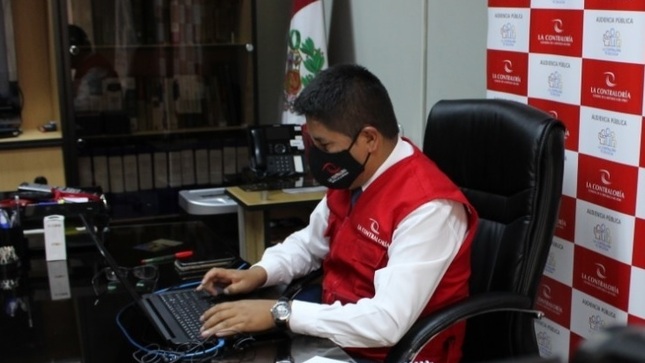 Imagen JPG de colaborador de la Contraloría en los interiores de una oficina, sentado y participando de la Audiencia Pública Virtual “La Contraloría te escucha” en Junín.