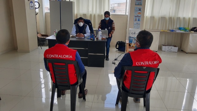 Imagen JPG de dos colaboradores de la Contraloría supervisando la ODPE Huancayo dentro de sus instalaciones. 