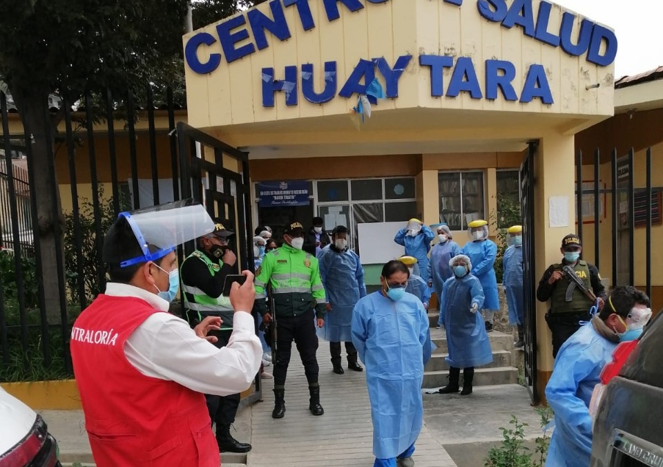 Imagen JPG de un colaborador de la Contraloría supervisando hospital en Huancavelica.