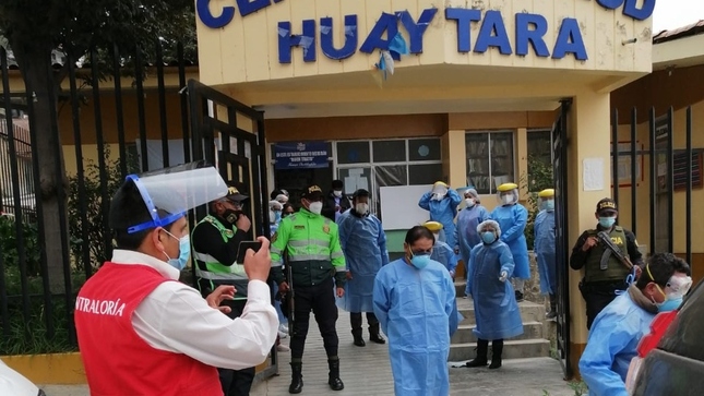 Imagen JPG de un colaborador de la Contraloría supervisando hospital en Huancavelica.