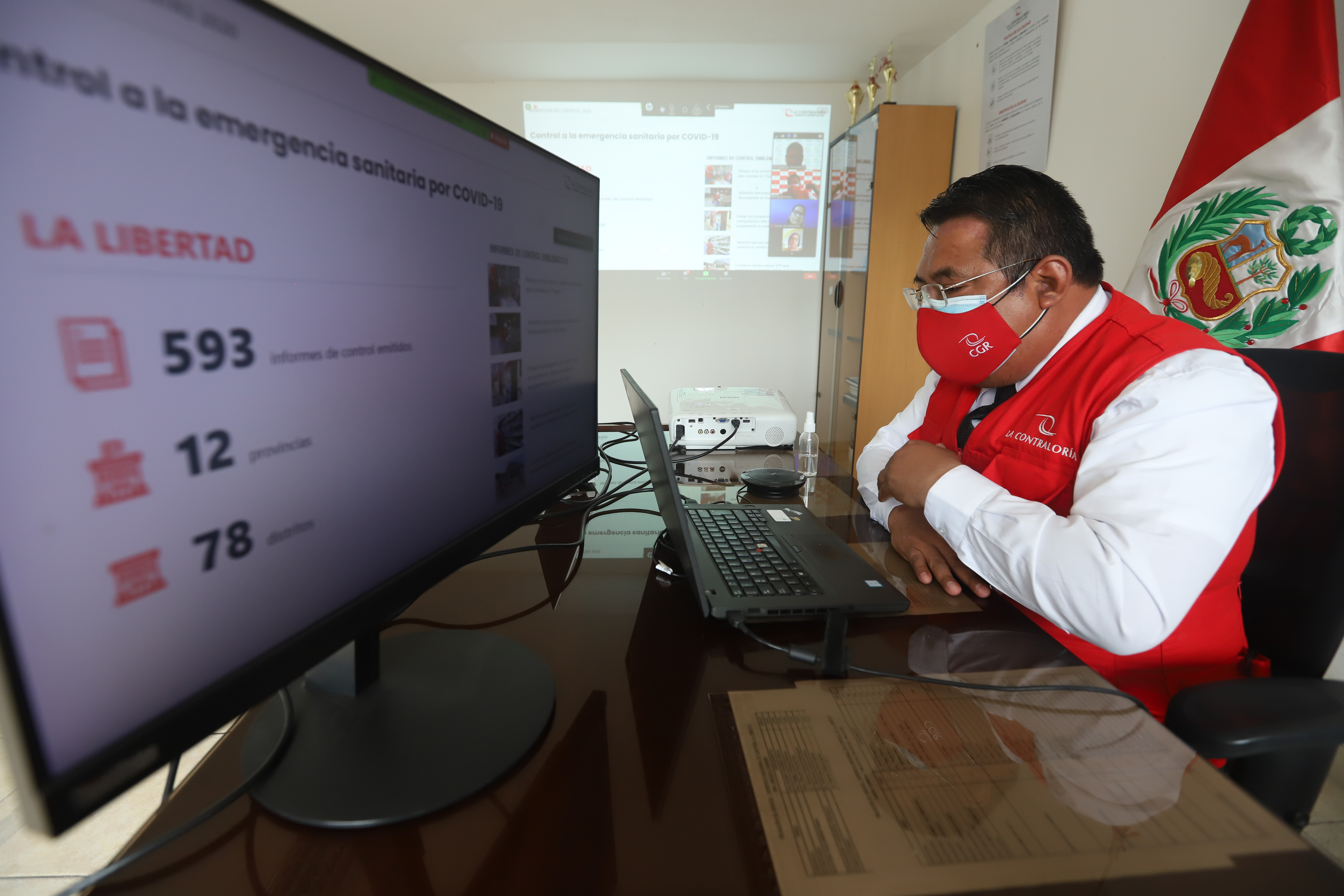 Imagen JPG de colaborador de la Contraloría en los interiores de una oficina, sentado y participando de la Audiencia Pública Virtual “La Contraloría te escucha” en La Libertad.