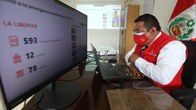 Imagen JPG de colaborador de la Contraloría en los interiores de una oficina, sentado y participando de la Audiencia Pública Virtual “La Contraloría te escucha” en La Libertad.