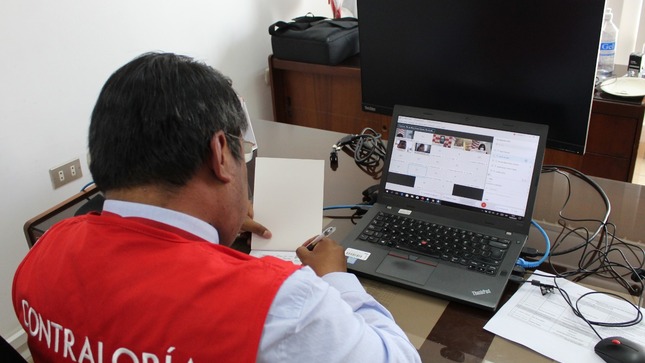Imagen JPG de colaborador de la Contraloría en los interiores de una oficina, sentado y participando de la Audiencia Pública Virtual “La Contraloría te escucha” en Madre de Dios.