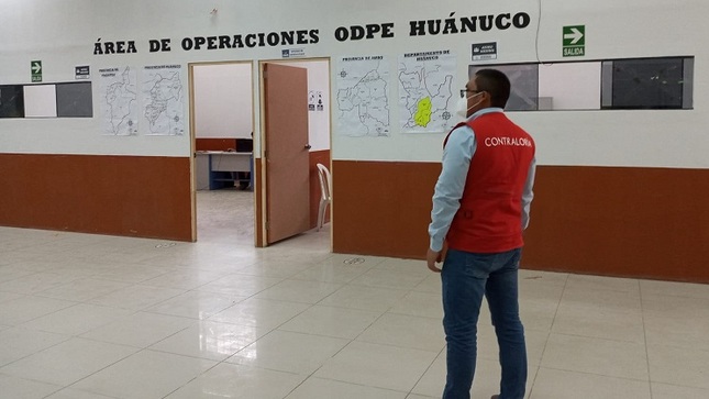 Imagen JPG de colaborador de la Contraloría supervisando ODPE Huánuco.