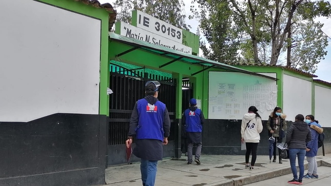 Comisionado de la Defensoría del Pueblo ingresando a centro educativo

