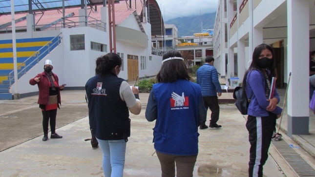 Comisionada de la Defensoría del Pueblo supervisando loca de votación