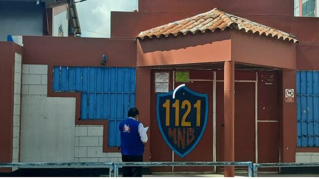 Comisionado de la Defensoría del Pueblo frente a centro educativo