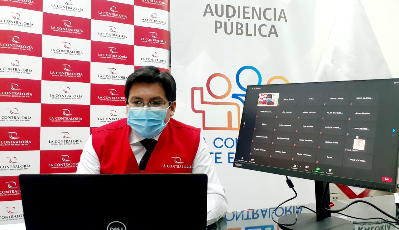 Imagen JPG de colaborador de la Contraloría en los interiores de una oficina, sentado y participando de la Audiencia Pública Virtual “La Contraloría te escucha” en Oxapampa.