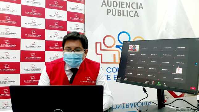 Imagen JPG de colaborador de la Contraloría en los interiores de una oficina, sentado y participando de la Audiencia Pública Virtual “La Contraloría te escucha” en Oxapampa.