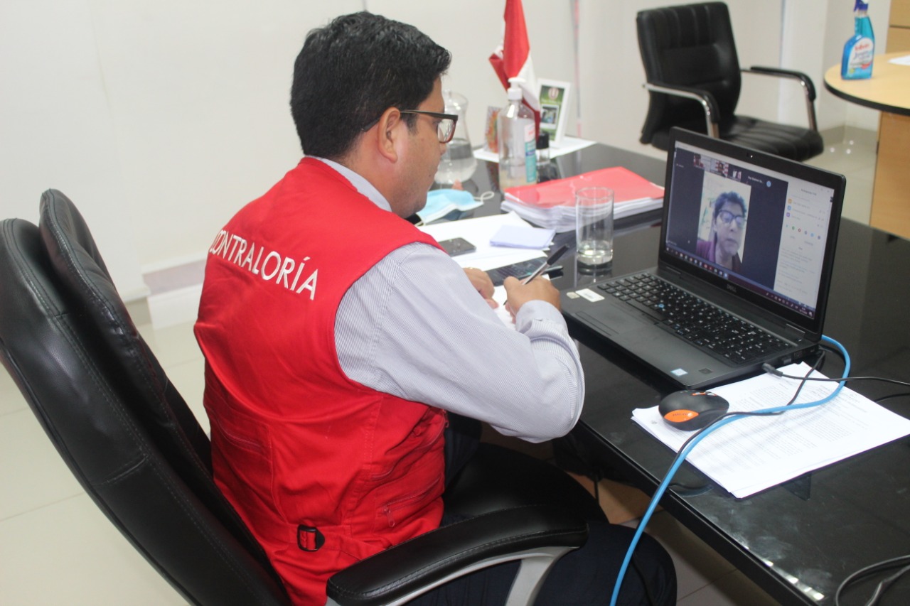 Imagen JPG de colaborador de la Contraloría en los interiores de una oficina, sentado y participando de la Audiencia Pública Virtual “La Contraloría te escucha” en Ucayali.
