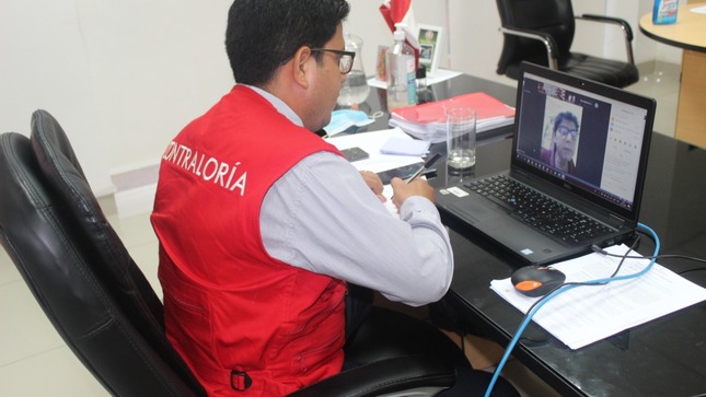 Imagen JPG de colaborador de la Contraloría en los interiores de una oficina, sentado y participando de la Audiencia Pública Virtual “La Contraloría te escucha” en Ucayali.