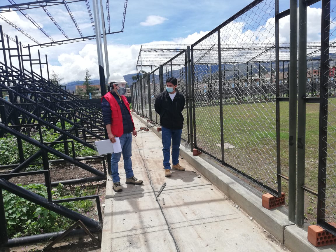 Imagen JPG de colaborador de la Contraloría supervisando Estadio de la Universidad de Cajamarca