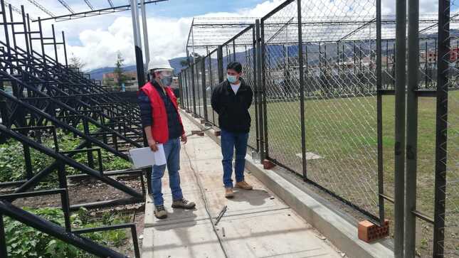 Imagen JPG de colaborador de la Contraloría supervisando Estadio de la Universidad de Cajamarca