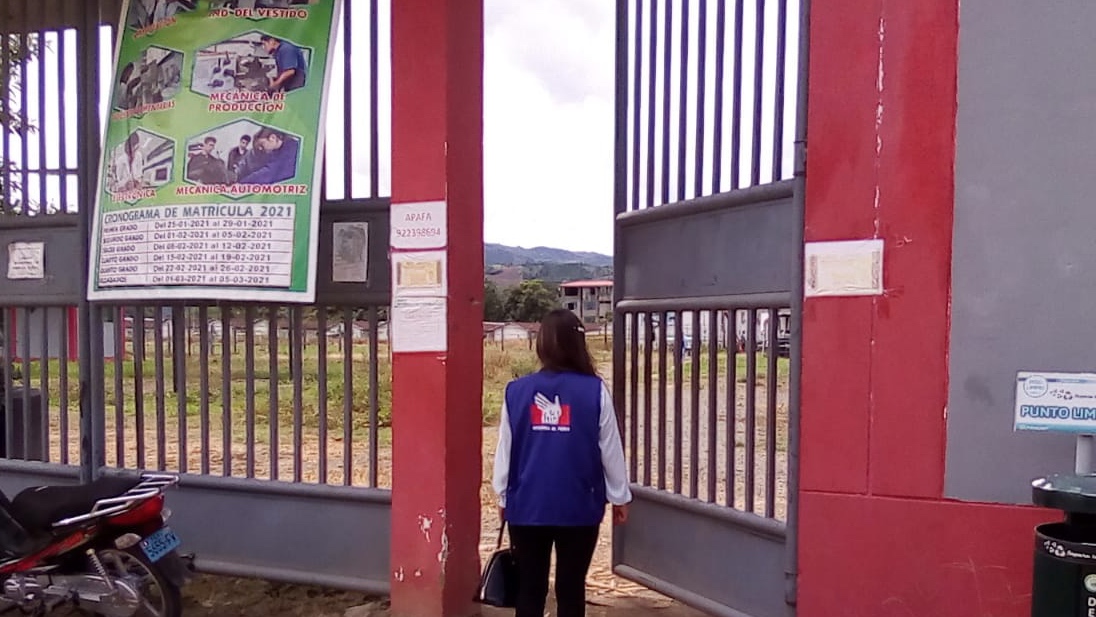 Comisionada de la Defensoría del Pueblo ingresando a un centro educativo