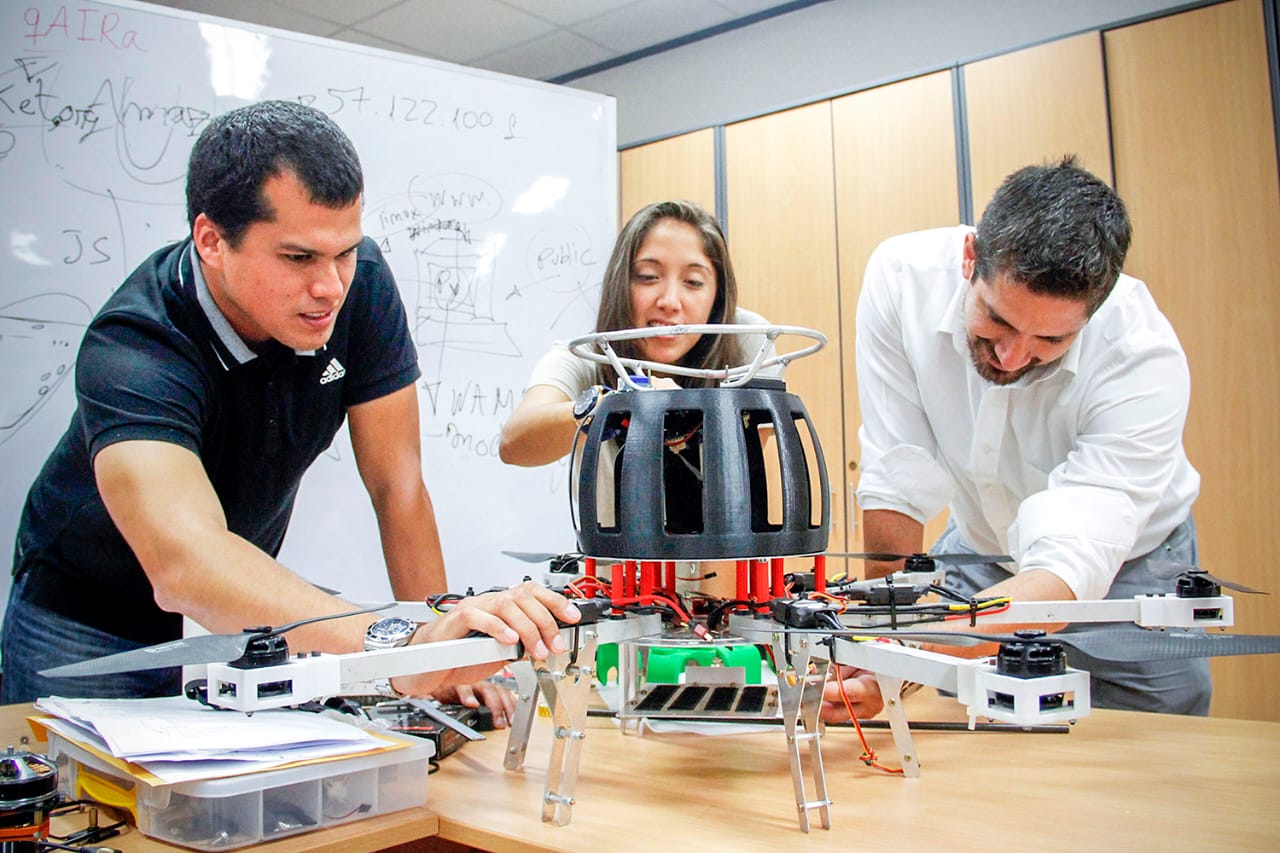 Jóvenes con un experimento tecnológico 
