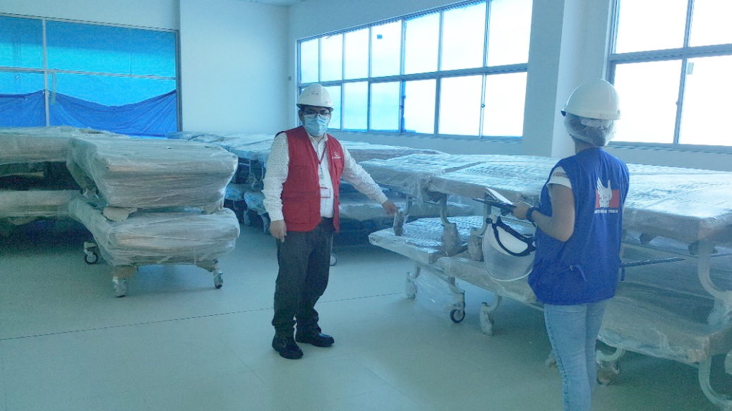 Comisionada de la Defensoría del Pueblo supervisa camas hospitalarias almacenadas
