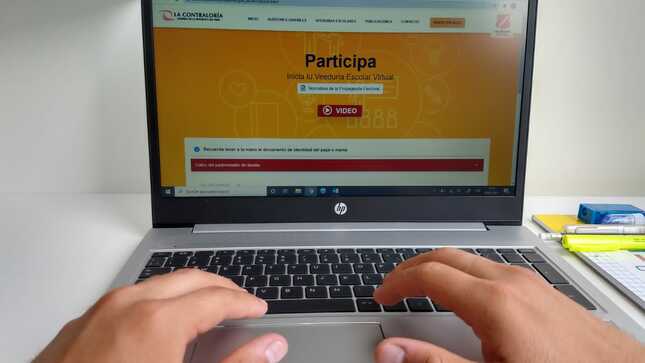 Imagen JPG de una laptop y en la pantalla muestra información sobre la veeduría escolar virtual “En estas elecciones, tú tienes el control” del programa Auditores Juveniles.