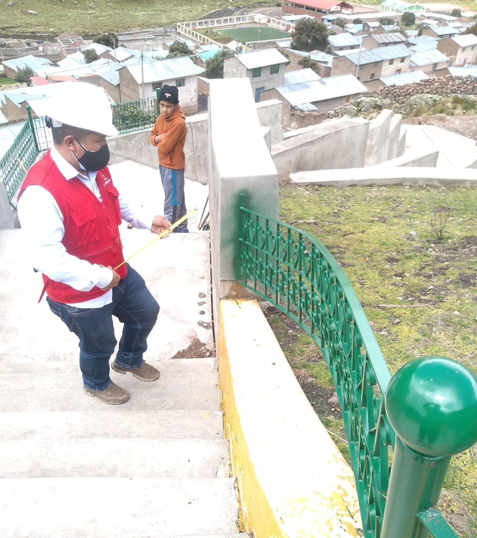 Imagen JPG de colaborador de la Contraloría supervisando parque en Puno.
