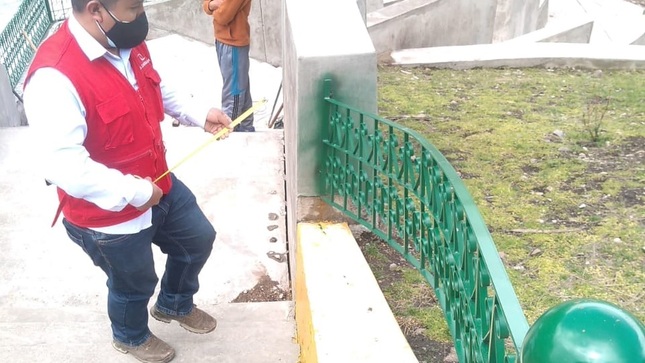 Imagen JPG de colaborador de la Contraloría supervisando parque en Puno.